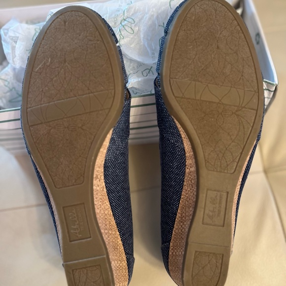 Abella True Comfort - Size 9.5M- Denim - Flat / Wedge - Picture 4 of 6